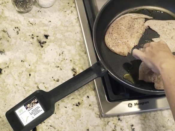 料理を失敗させないスマートなフライパン--レシピを表示し、仕上がりを監視