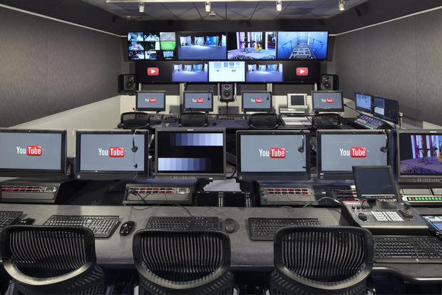 コントロールの中心

　YouTube Space LAの制作コントロールルームには、タッチスクリーン式のモニターが10台あり、壁にはカスタマイズ可能な13画面のモニターが備え付けられている。

