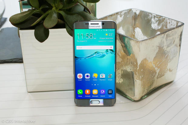 　サムスンは米国時間8月13日、同社最新の大画面搭載スマートフォン「Galaxy Note 5」と「Galaxy S6 edge+」を発表した。5.7インチの大画面になった「Samsung Galaxy S6 Edge+」を写真で紹介する。

大きい画面

　「Samsung Galaxy S6 Edge+」の画面サイズは、「Samsung Galaxy S6 Edge」の5.1インチを上回る5.7インチだ。


関連記事：サムスン、「Galaxy Note 5」「Galaxy S6 edge+」を発表
