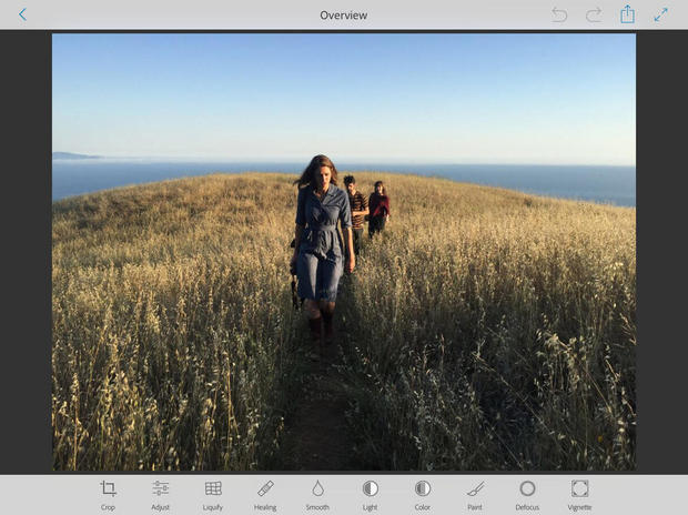 　Adobeの「Project Rigel」は10月にリリースされる予定で、モバイルデバイス向けに「Photoshop」系製品の新たな選択肢を提供する。当初はAppleの「iPhone」と「iPad」に対応し、「Android」版はその後にリリースされる予定だ。輝度や色等の変更や肌のシミなどの消去、目の拡大など、主に写真の修整に照準を合わせた製品だ。

関連記事：アドビ、モバイル向け無料写真編集アプリを発表へ--「Project Rigel」の内容を明らかに
