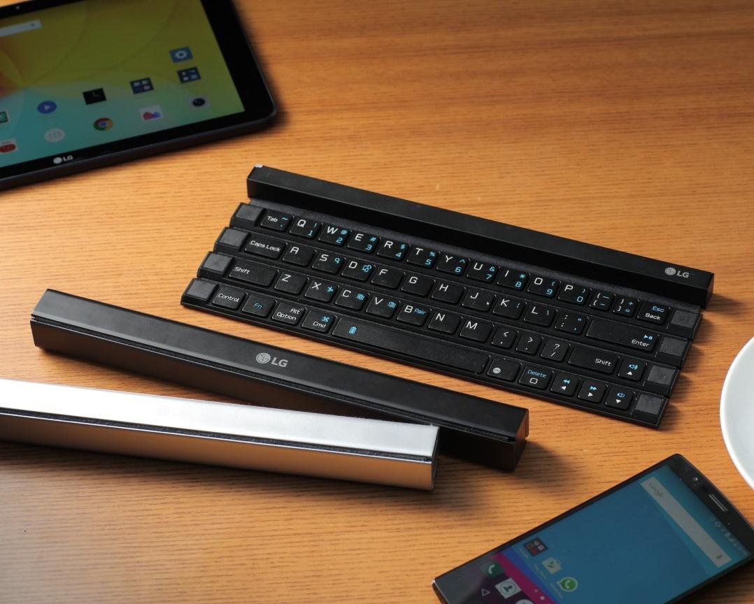 LGのRolly Keyboardは丸めるとコンパクトなスティック状になる。