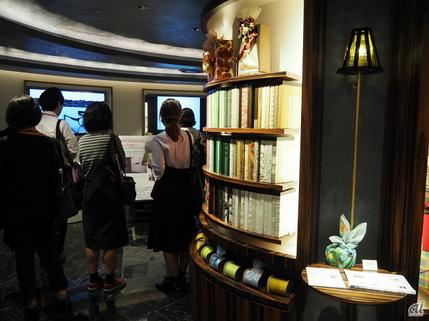 　秋に販売予定のセンシング・アイウェア「JINS MEME」が伊勢丹新宿 本館6階の「時の場」と三越銀座店 9階の「銀座テラス／テラスコート」に出店されている。写真は伊勢丹。