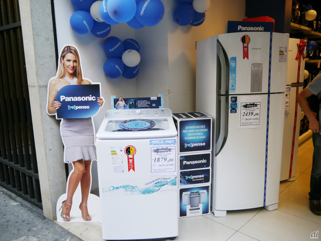 冷蔵庫と洗濯機では女優のFernanda Limaさんをイメージキャラクターに起用（リオデジャネイロ市内の電気店）