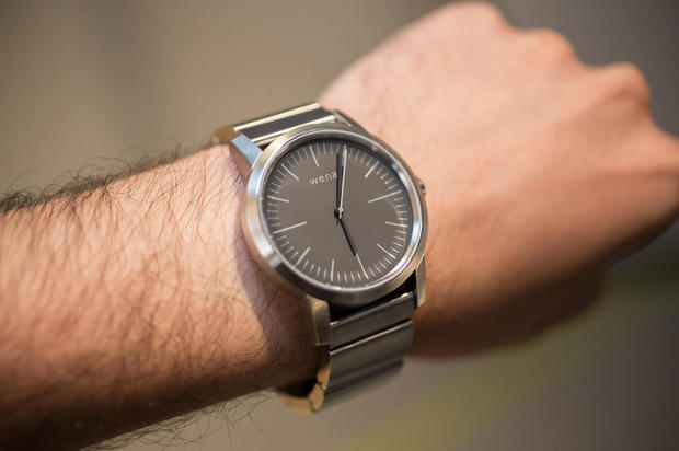 　wena wristは、従来の腕時計と同じようなフェースを持っている。バンドの幅は22mmだ。