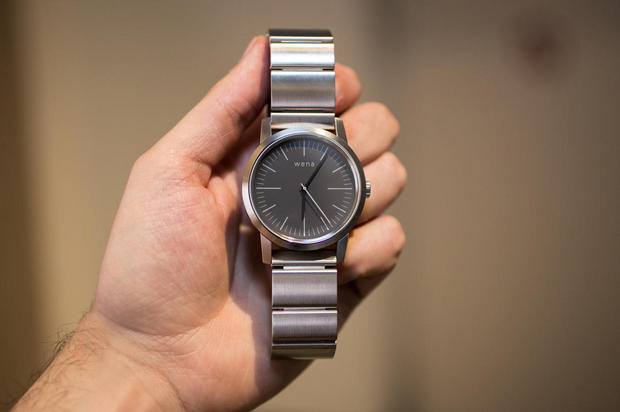 　「wena wrist」は、「wear electronics naturally」の略で「人々にもっと自然に、違和感なく、ウェアラブルデバイスを身に着けて欲しい」というコンセプトが込められている。wena wristはドイツのベルリンで開催される家電見本市「IFA 2015」で披露される。ソニーは、日本で展開している自社のクラウドファンディングプラットフォーム「First Flight」で、この腕時計を開発するための資金を募っている。