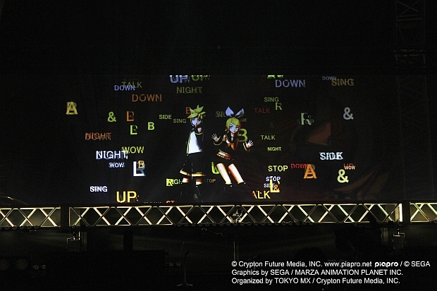 　鏡音リン・レンによるデュエットソング「リモコン」。歌詞の一部がスクリーン上に表示される演出は、バーチャル・シンガーのライブならでは。
