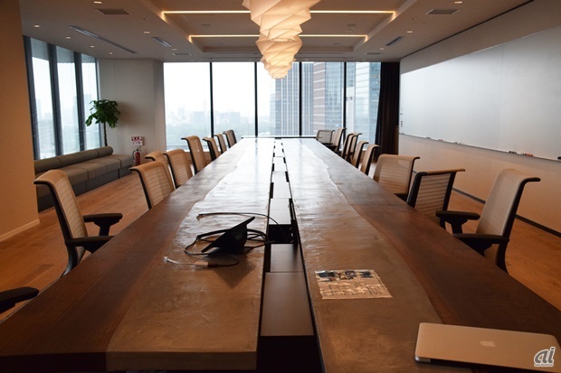 　長テーブルが置かれた広い部屋で、大人数でのミーティングに向いていそうです。