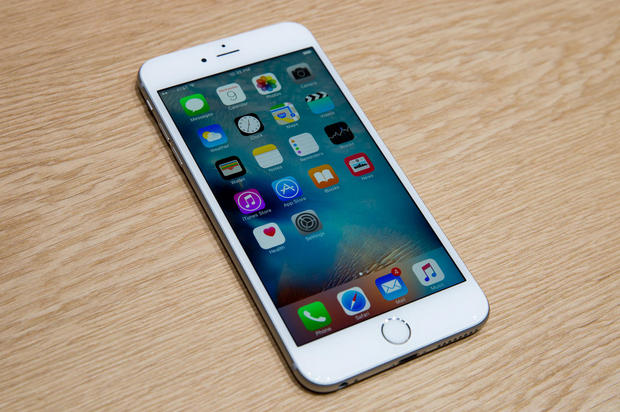 「iOS 9」を搭載

　iPhone 6sは、AppleのモバイルOS「iOS 9」を搭載する。同OSには、モバイル決済システム「Apple Pay」やデジタル検索と音声アシスタント機能「Siri」も含まれる。
