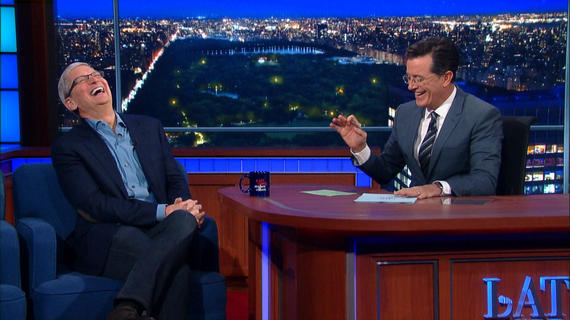 「The Late Show」に出演し、Stephen Colbertの質問に応じるTim Cook（左）