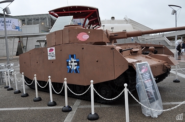 　幕張メッセの入口付近には、アニメ「ガールズ＆パンツァー」のあんこうチームが搭乗する「IV号戦車D型（H型仕様）」の実物大プロップを配置。