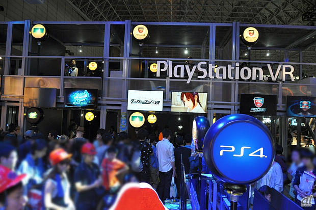 　PlayStation VRの体験コーナー前には、その様子を一目見ようとユーザーが集まっていた。