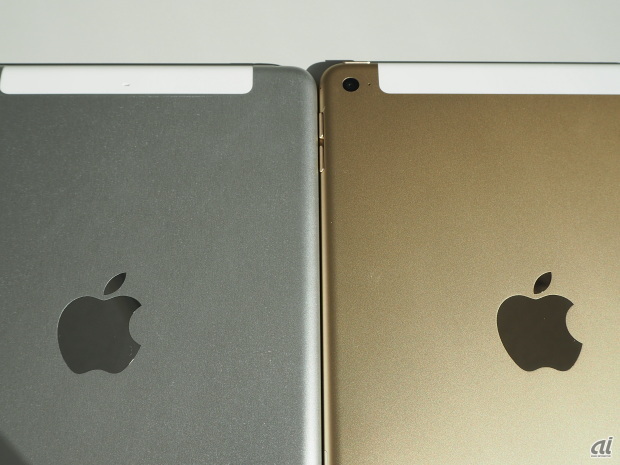 　iPad mini 2（左）と比較すると、白い部分にあった小さな穴がなくなっているのがわかる。