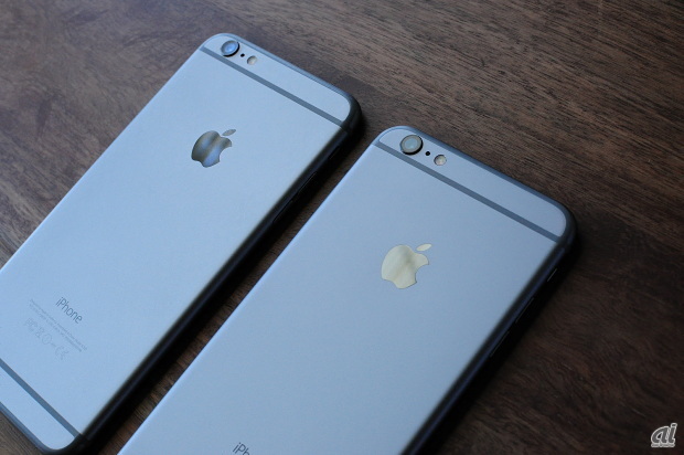 iPhone 6 Plus（奥）とiPhone 6s Plus（手前）、いずれもスペースグレイモデル。デザインに変更はないが、アルミニウムとガラスの素材に変更がある。iPhone 6s Plusは20g重く、0.2mm厚い