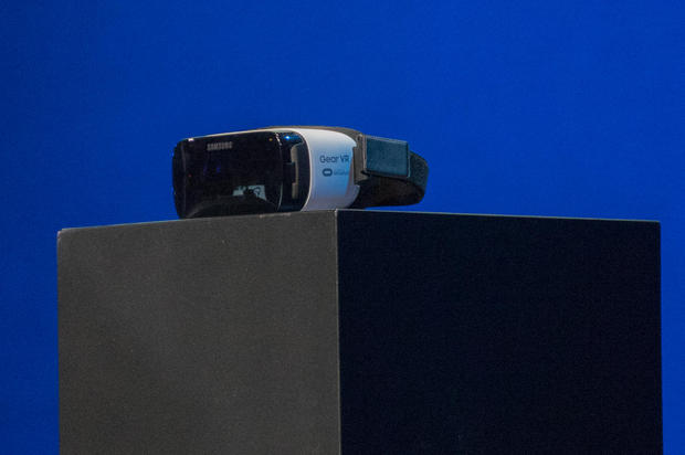 　Gear VRは、Oculus VRが開催した開発者向けイベント「Oculus Connect 2」で発表された。写真は、会場のステージで披露された今回の新しいGear VRを撮影したものだ。