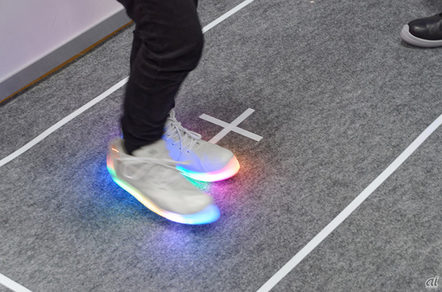 　履いている人の足さばきによって、LEDの色、光の強さが変化。スマートフォンなどから光り方を制御できる。