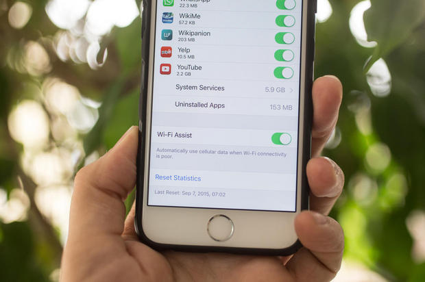 「Wi-Fiアシスト」

　Wi-Fi Assistは、Wi-Fiの接続状況が悪いときに「iPhone」をモバイルデータ通信に切り替える機能だ。設定アプリの「モバイルデータ通信」メニューで有効にする。
