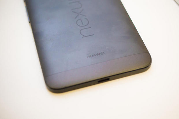 Huawei（ファーウェイ）製

　Nexus 6Pは、アジアのメーカーHuaweiが製造しており、ロゴが背面にひっそりと刻まれている。
