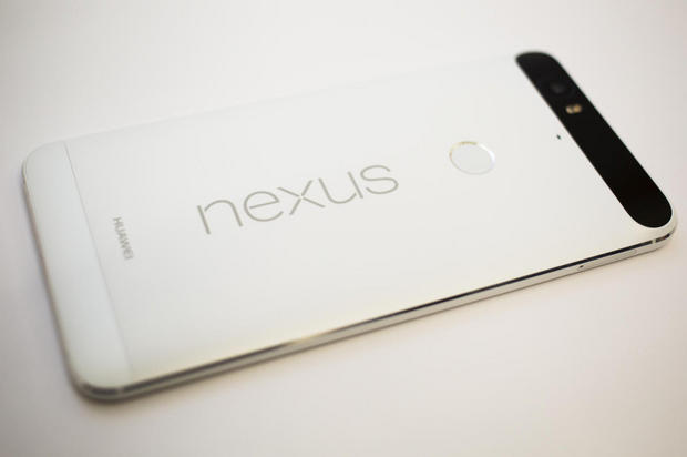 大きなNexusロゴ

　Huaweiのロゴより大きいのがNexusロゴだ。端末背面のほとんどを覆っている。
