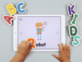 木製ピースとiPadでアルファベットを学ぶ知育玩具「Smart Letters」