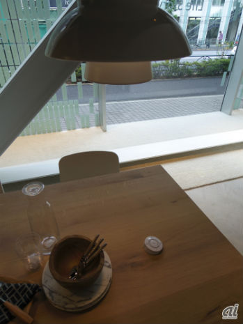 　テーブルの上にある白くて丸いものはLED電球スピーカのリモコン。リモコンもシンプルなデザインのため、テーブルの上に置いても邪魔にならない印象だ。