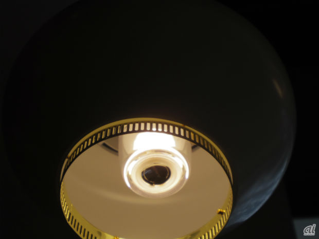 　もう1つのスピーカは照明器具内に設置されたLED電球スピーカ「LSPX-100E26J」（想定税別価格は2万4000円前後）だ。5月に発売された新モデルで、通常のLED電球に付け替えるだけで、スピーカとしても使用できる。