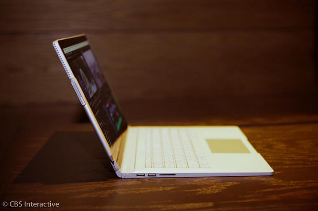初のMicrosoft製ノートPC

　「Surface Book」は、Microsoftが初めて独自に開発したノートPCで、市場に提供されているどのノートPCとも異なるものになるはずだ。まず、バッテリ持続時間は約12時間だという。

　ここでは、米国時間10月6日に発表された同ノートPCを写真で紹介する。

関連記事：MS、同社初のノートPC「Surface Book」を発表--13.5インチ画面搭載の2in1
