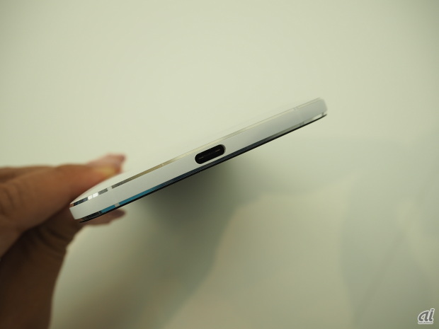Nexus 6Pの下部にあるUSB Type-C。端子の裏表を気にせず差し込める