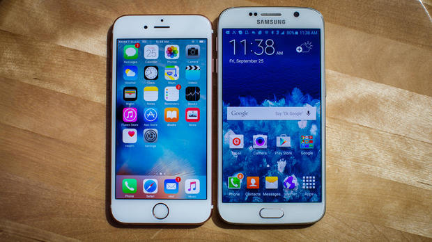 iPhone 6s対サムスン製「Galaxy S6」

　主要スマートフォン2機種の戦いに真の勝者や敗者はいない。iPhone 6s（左）とサムスンのGalaxy S6にサイズの違いがあることが分かる。
