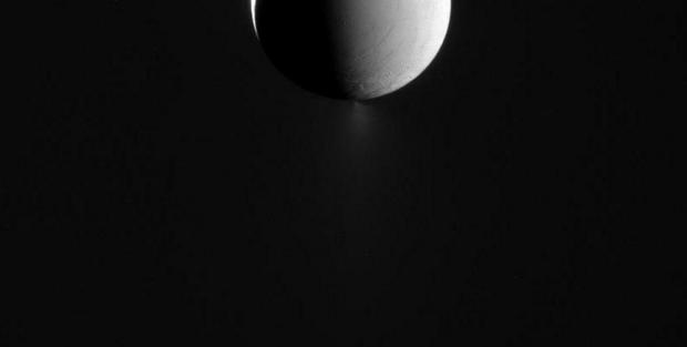 エンケラドスの明るい表面

　この画像に見える衛星エンケラドスの明るい表面部分は、土星表面からの反射光によって照らされている。左側の細く光る部分は、太陽光によるもの。NASAの土星探査機Cassiniは、一連のフライバイを続け、より鮮明にエンケラドスを捉えようとしている。
