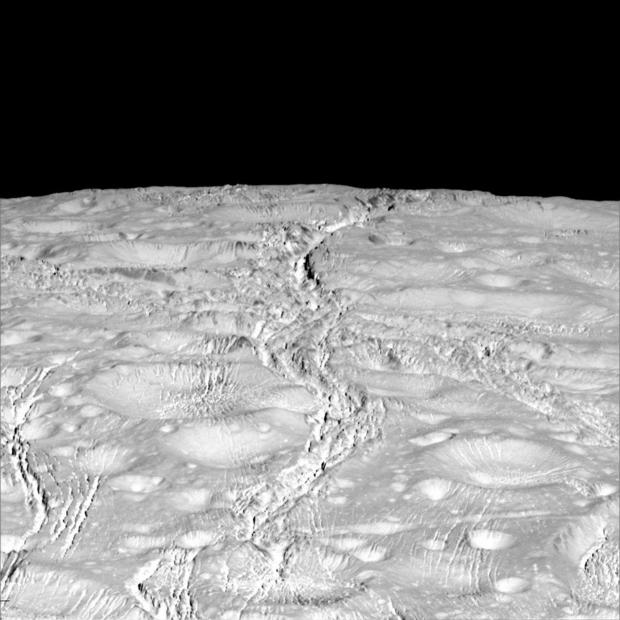 北極域に接近

　土星探査機Cassiniがエンケラドスの北極域付近に接近したことで、NASAの科学者らは土星の衛星エンケラドスの歴史に新たな1ページを刻んだ。画像にはクレーターや裂け目が鮮明に捕らえられている。