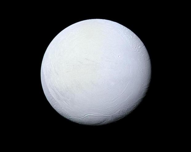 宇宙空間に浮かぶエンケラドス

　このエンケラドス（土星の月）の画像は、NASAの宇宙探査機Cassiniが2013年に10万6000マイル（17万km）離れた場所から撮影したものだ。底部付近に山の背があることが確認できる。2015年の接近フライバイでは、エンケラドスの北極の鮮明な高解像度画像の撮影に既に成功している。