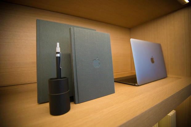 　紙のノートと「MacBook」。