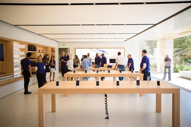 　店内は明るく広々としている。Appleの代名詞ともいえるクリーンでミニマルなデザインを取り入れている。