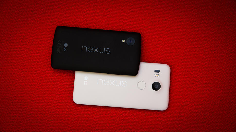 古いNexus 5（上）と新しいNexus 5X。価格が高いのはどちらか当ててみてもらいたい。
