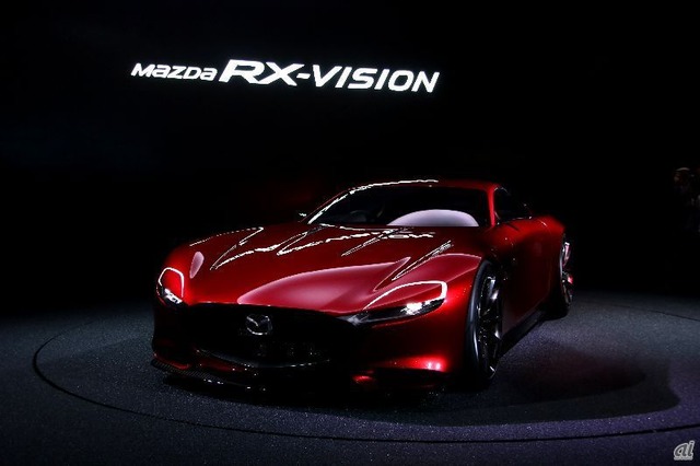 RX-VISION
スポーツコンセプトとして事前発表されていたが、ロータリーエンジンの搭載がわかると一気に注目のクルマに。