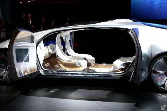 F 015 Luxury in Motion
こちらもメルセデス・ベンツのコンセプトカー。自動運転時は運転席は回転して乗客のシートとなる提案。ドア内側には映像が流れる。