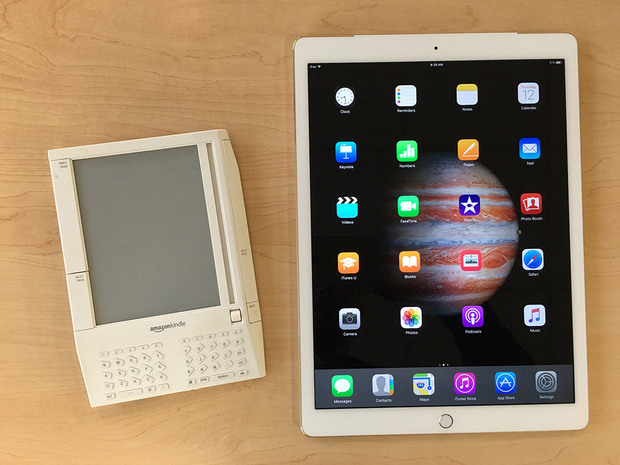 　iPad ProとAmazonの初代「Kindle」。