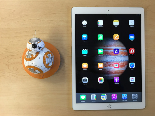 　iPad Proと「Sphero BB-8」。