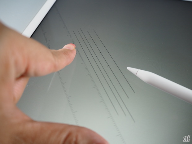 　さらに、2本の指で画面を押さえると、定規が出てくる。これは、iOS 9を搭載したiPhoneやiPadでも同様のことができるが、このようにペンで描けると紙に描くような感覚が味わえる。