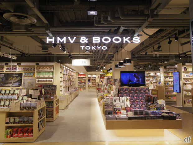 　ローソンHMVエンタテイメントは11月19日、東京・渋谷の渋谷モディ内に書籍、音楽、映像ソフト、雑貨などを取りそろえた「HMV＆BOOKS TOKYO」をオープンした。通常のHMV店舗とは異なり、書籍を中心に文具や雑貨まで幅広い商材を取り扱っていることが特長で、この業態での初出店となる。

　店舗は渋谷モディの5～7階の3フロアで、店舗面積は約1815平方メートル。フロアごとにテーマを設けているほか、イベントスペースを3フロアすべてに用意した。

　写真は5階の入り口近く。フロアコンセプトは「世界の食と旅」で、旅のガイドブックや料理本や食に関するエッセイ、食材なども取り扱っている。