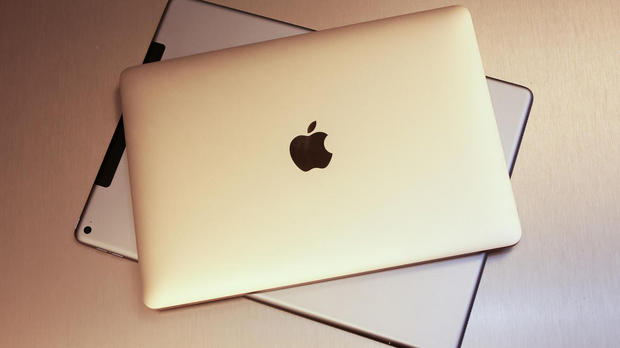 　2015年モデルMacBookの方がiPad Proより小さいことが分かる。