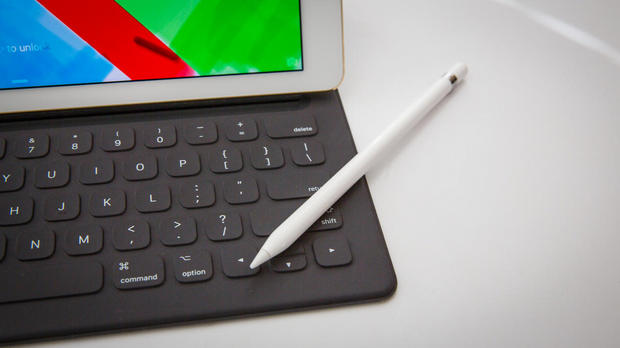 　別売りの「Smart Keyboard」を使えば、iPad Proでの文字入力が楽になる。