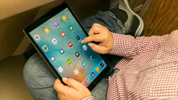 　iPad Proは、AppleのモバイルOS「iOS」の最新版である「iOS 9」を搭載している。