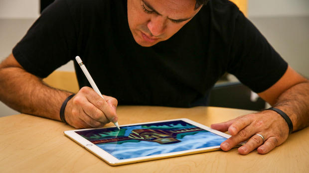 　iPad Proを使ってスケッチをする米CNETのクリエイティブディレクターでアーティストのMarc Mendell。