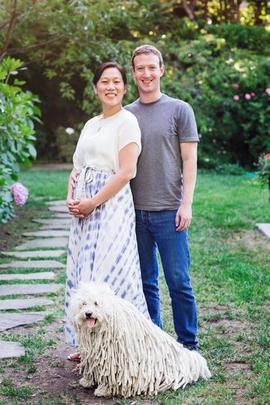 子供が生まれることを7月に明らかにしているFacebookのCEOであるZuckerberg氏（右）