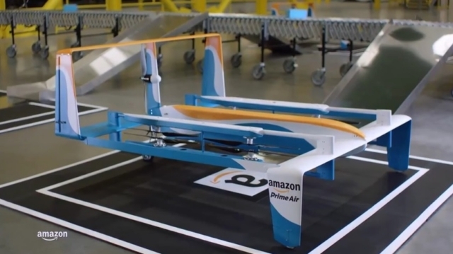 Amazonのハイブリッド型ドローンはヘリコプターのようにも通常の飛行機のようにも動作する。