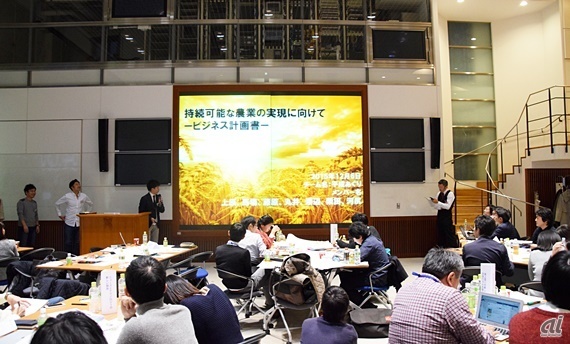 朝日新聞 未来メディアキャンプ。それぞれ異なる社会課題をテーマに据えた9チームが、3週間かけて形にした解決アイデアを発表した