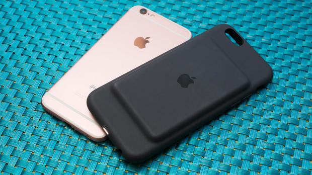 　Mophieなどサードパーティーのアクセサリメーカーの後を追うように、Appleが「Smart Battery Case」を発表した。米国での価格が99ドルする同バッテリケースは、競合製品と比べて割高である。

　ここでは、同製品を写真で紹介する。

関連記事：アップル、iPhone 6シリーズ向け「Smart Battery Case」--ネット利用は最大18時間に