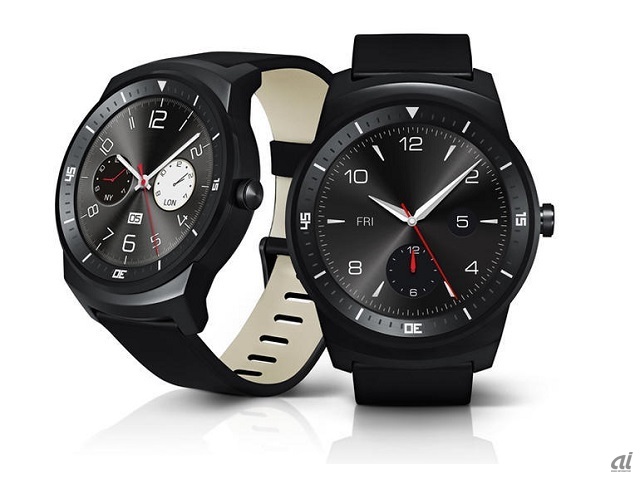 　「LG G Watch R」の最大の特徴は、盤面全体を占める、解像度320×320ピクセルの1.3インチ円形プラスチックOLED。またクアッドコアCPUのSnapdragon 400を搭載するほか、RAMは512Mバイト、内部ストレージ4Gバイト、心拍計も内蔵する。
