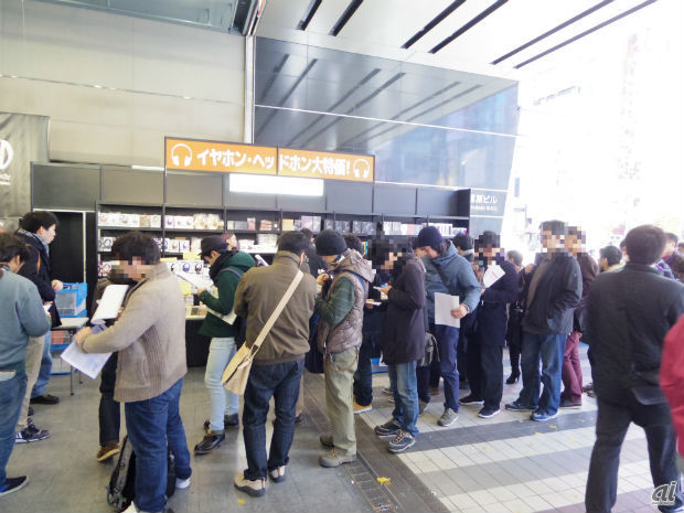 　1階入口近くには、e☆イヤホンによる販売コーナーを設置。12月19日午前中の段階で、行列ができるほどの人気ぶりを見せた。